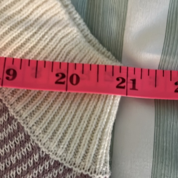 NWT H & M Lightweight (Light Purple and Off-White) Sleeveless Vest. Size: Small. - Picture 12 of 14